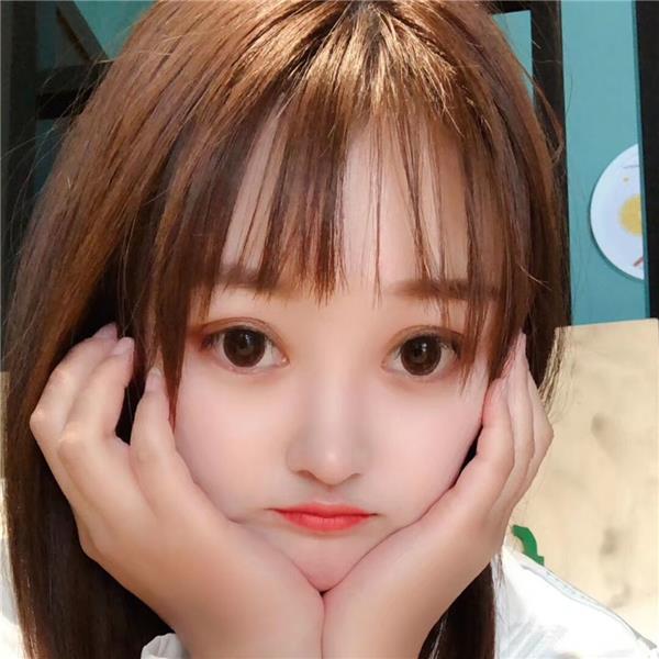 二十多岁，年轻漂亮，还很可爱